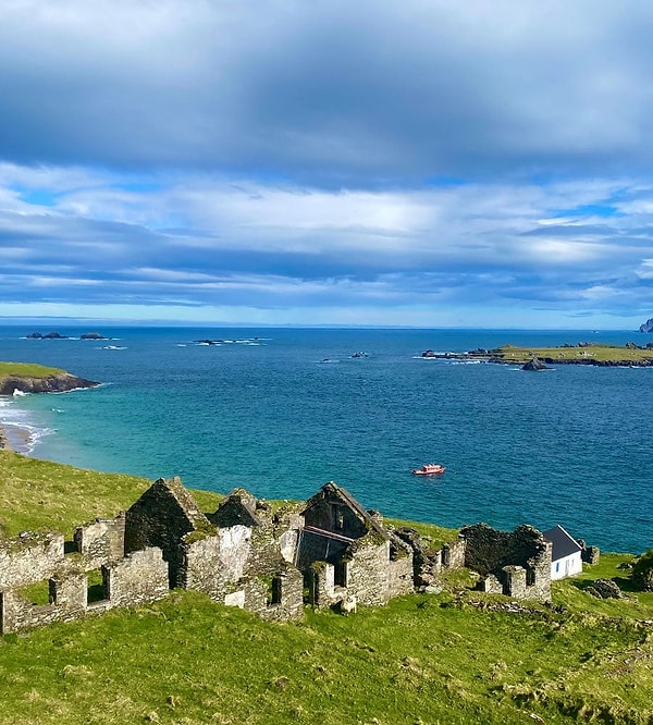 In the mid-19th century, Great Blasket Island, home to approximately 175 individuals, gradually lost its population over the years. This was due to its complete isolation from the mainland, the harsh weather conditions, and the inability to provide even the most basic human services such as healthcare and education.