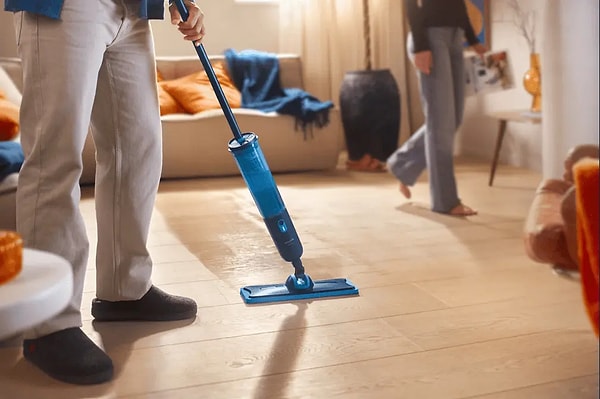 3. Philips OneUp ile zeminleri zahmetsizce parlatın.
