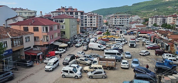İlçeye giriş yapan binlerce araç nedeniyle tüm otoparklar ve park alanları tamamen doldu.