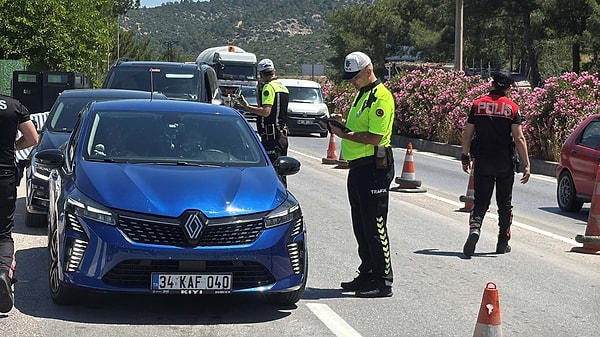 Durdurulan araçlardaki sürücülerle bayramlaşan Kaymakam Sırmalı, trafik kuralları konusunda uyarılarda bulunurken, vatandaşlara kolonya ve çikolata ikram edildi.
