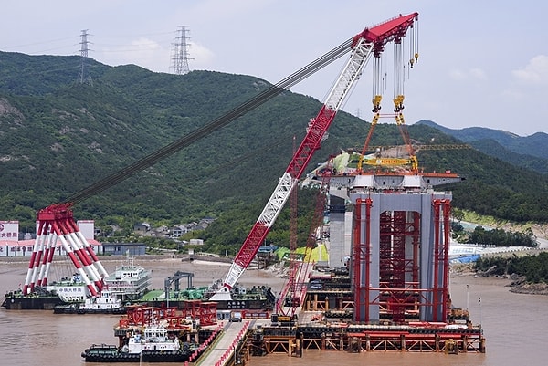5,5 milyar dolarlık (yaklaşık 40 milyar Yuan) Ningbo-Zhoushan yüksek hızlı demiryolu projesinin en kritik ayağı olan köprü, benzersiz tasarımıyla dikkat çekiyor.