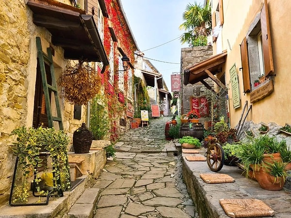 Adeta bir peri masalından fırlamış gibi duran Hum kasabasının sokakları, kaldırım taşlı iki ara sokaktan ve tek bir giriş kapısından oluşuyor.