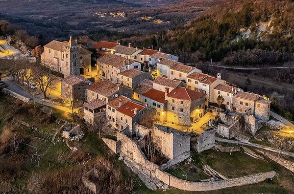 According to the latest official census, the number of inhabitants in the town barely exceeds a hundred.