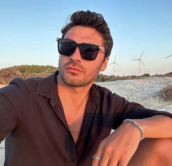 Son dönemin en çok konuşulan dizilerinden biri haline gelen Kızılcık Şerbeti yalnızca ekrandaki kaotik hikayeleriyle değil set arkasında yaşanan gelişmelerle de gündem yaratmaya devam ediyor.