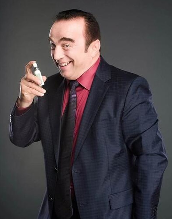 Türk televizyon tarihinin en unutulmaz karakterlerinden biri haline gelen “Fısfıs İsmail”, yıllar geçse de hafızalardaki yerini korumaya devam ediyor.