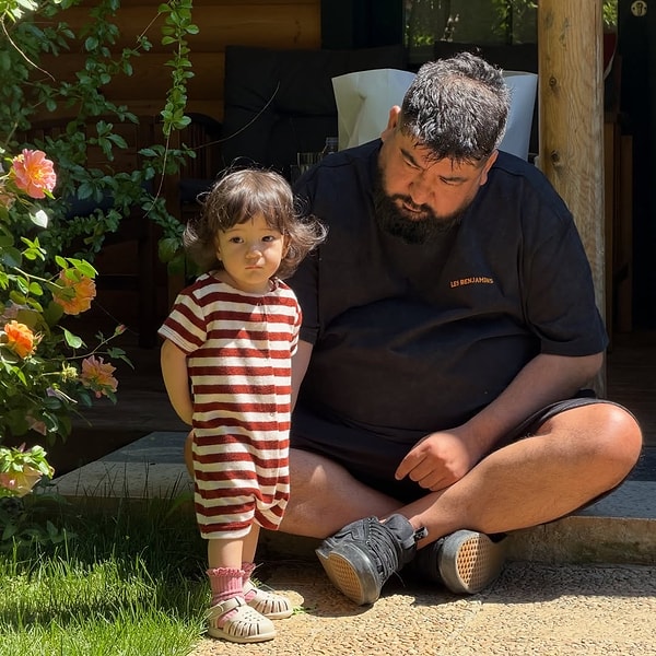 Başarılı kariyerinin yanı sıra özel hayatını gözlerden uzak yaşamayı tercih eden isimlerden biri olan Eypio, ailesiyle ilgili paylaşımları da oldukça nadir yapıyor.