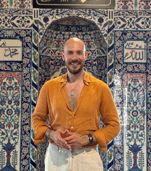 Türkiye'de temizlik içeriklerini bambaşka bir seviyeye taşıyan, "Foşur Foşur" lakabıyla milyonlarca kişinin tanıdığı Cem Özkök, son yılların en dikkat çeken sosyal medya fenomenlerinden biri haline geldi.