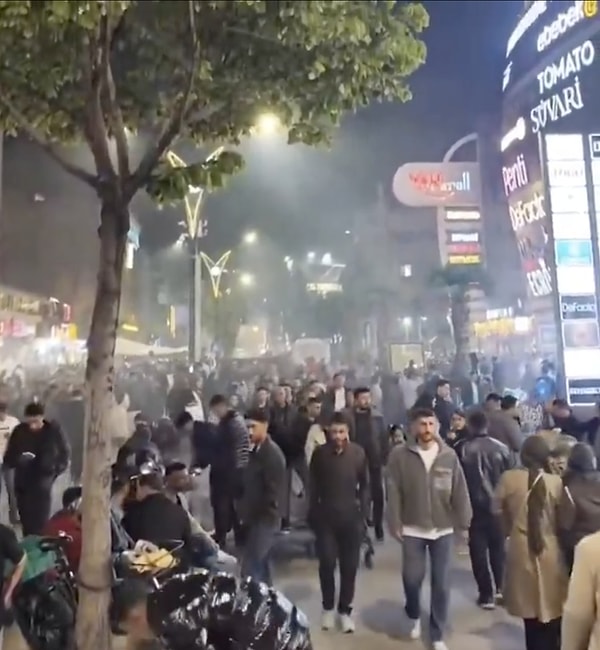 Van'ın caddelerin adım atacak yer kalmadı.