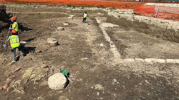Taş sütunlar üzerindeki çift dilli kazımalar bölgenin inanç ritüellerine ışık tutuyor