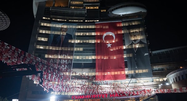 Mahkemenin “mutlak butlan” kararıyla yeniden CHP Genel Başkanlığı’na dönen Kemal Kılıçdaroğlu, yarın “Halkla Bayramlaşma” programına katılacak.