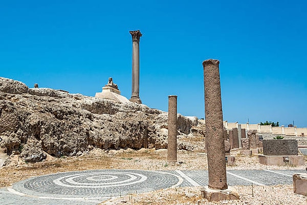 7. Serapeum ve Pompey sütunu.