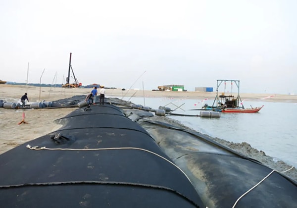 Sert beton duvarların aksine geliştirilen esnek yapılar dalga enerjisini emerek kıyı tahribatını azaltıyor