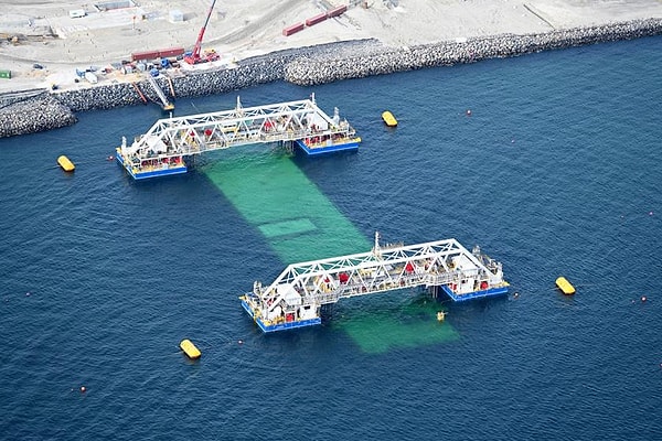 Dev beton bloklar özel üretim tesislerinin ardından deniz tabanına yerleştiriliyor