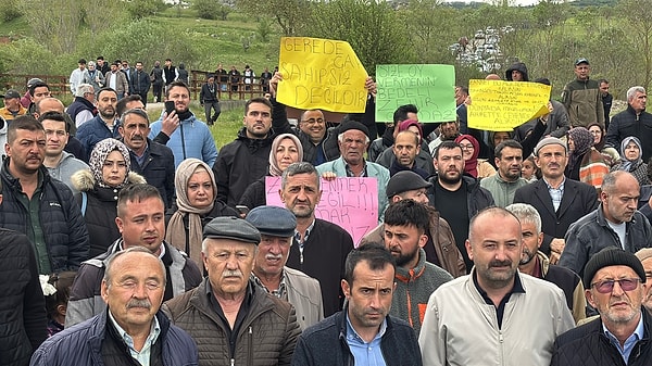 Fabrikalar, tüm denetim ve cezalara rağmen atıklarını dereye deşarj etmeye devam ediyor.