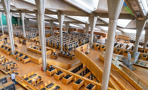 İskenderiye’de Bibliotheca Alexandrina’nın devasa okuma salonunda zamansız bir yolculuğa çıkmalısın.