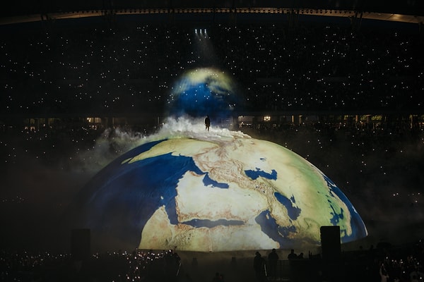 Kanye West, ilk kez İstanbul'da konser verdi. Unutulmaz organizasyona 118 bin kişi katıldı.