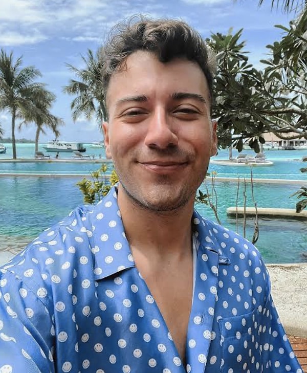 YouTube Türkiye denildiğinde akla gelen ilk isimlerden biri olan Enes Batur, yıllardır yalnızca içerikleriyle değil özel hayatıyla da gündemden düşmüyor.
