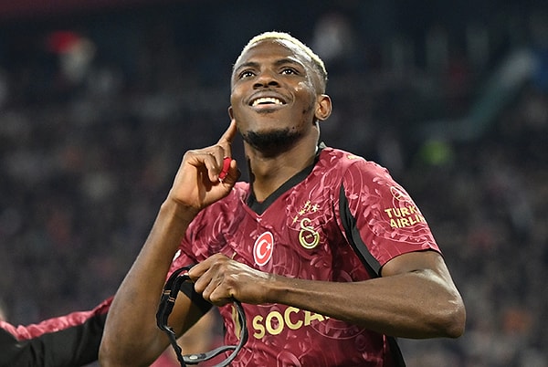 Galatasaray’ın son iki sezondaki şampiyonluklarında önemli pay sahibi olan Osimhen hakkında yapılan açıklamalar, transfer geleceğine ilişkin soru işaretlerini artırdı.