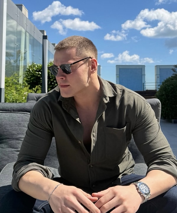 Tolga Kandemir saçlarını kısacık kestirerek bambaşka bir görünüme kavuştu.