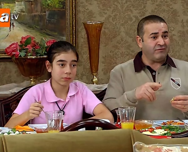 Türk televizyon tarihinin sevilen komedi yapımlarından Alemin Kıralı, yayınlandığı dönemde geniş bir izleyici kitlesine ulaşmıştı.