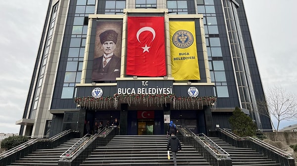CHP'li Buca Belediyesi'ne sabah saatlerinde yolsuzluk operasyonu düzenlendi.