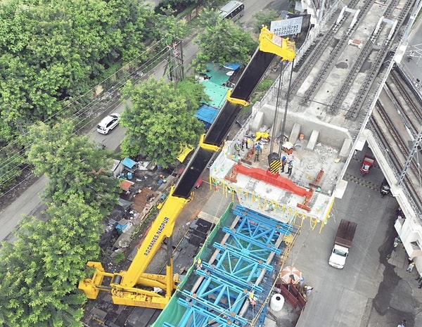 Üretilen devasa beton bloklar metro hattının ana taşıyıcı omurgasını oluşturuyor