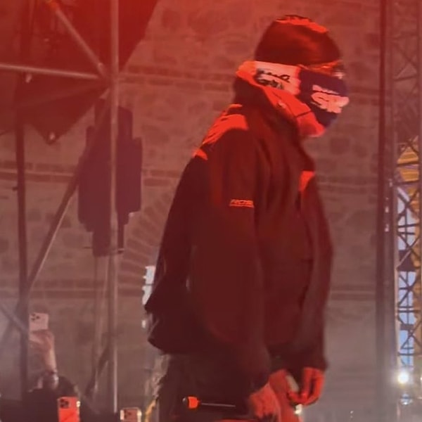 Dünyaca ünlü rap yıldızı Travis Scott, Kanye West'in ardından 31 Mayıs Pazar akşamı bir etkinlikte sahne aldı.