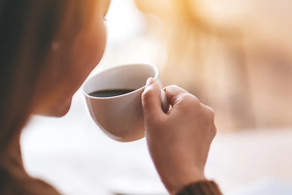 En büyük suçluların başında tanen içeren kırmızı şarap, çay ve özellikle diş yüzeyine sıkıca tutunan espresso geliyor.