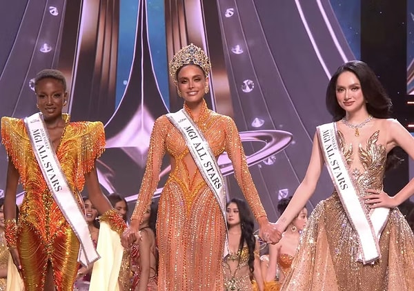 Güzellik kraliçelerinin erken yaşlarda podyuma veda ettiği kalıpları yıkan yeni şampiyon Vanessa Pulgarín, 34 yaşında ünlü bir model ve televizyon sunucusu.