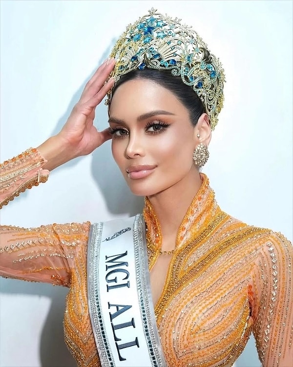 In the most critical moment of the competition, the question-and-answer segment, Vanessa Pulgarín's response to the question from the jury, "What qualities do you possess that make you a star and help people clearly see it?" brimmed with self-assurance. Her answer was met with thunderous applause from thousands in the audience and ultimately secured the crown for Colombia: