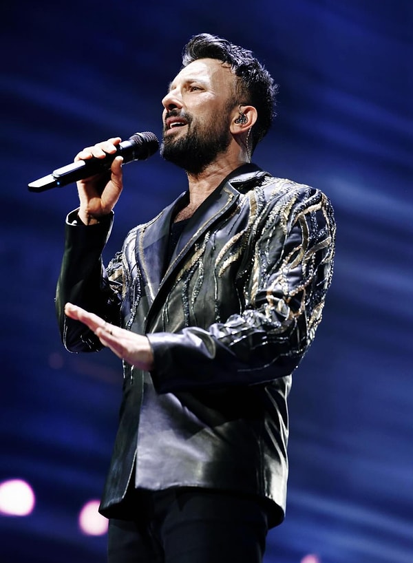Türkiye'de bazı sanatçılar vardır; şarkılarıyla bir dönemi temsil ederler. Bir de Tarkan vardır!