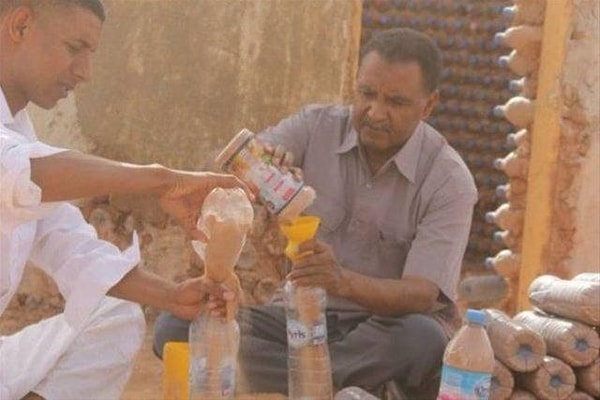 Breica’nın geliştirdiği sistemde plastik şişeler, kum ve samanla doldurularak yapı bloklarına dönüştürüldü.