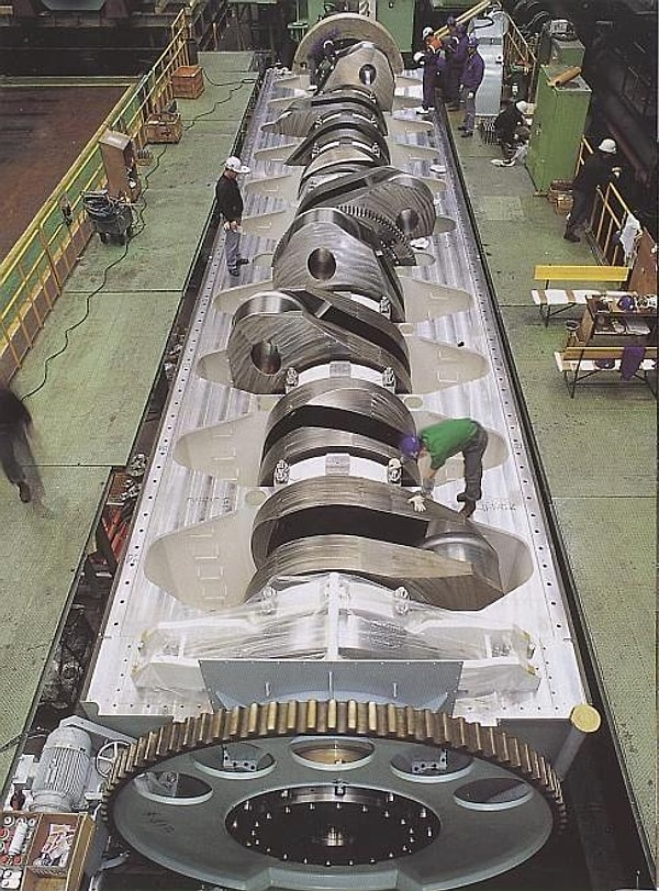Motorun yalnızca krank milinin 300 ton gelmesi, her pistonun ise yaklaşık 5 ton ağırlığında olması, ölçeğin ulaştığı noktayı net biçimde ortaya koyuyor.