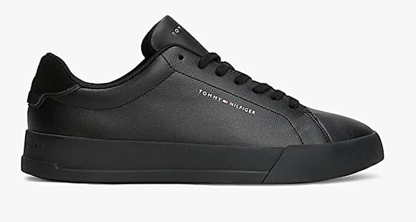 Her tarza ve her kombine tek hamlede uyum sağlayan deri detaylı bir siyah sneaker!