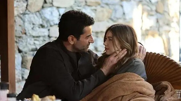 A.B.İ. dizisinde Afra Saraçoğlu ve Kenan İmirzalıoğlu arasındaki yaş farkı sezon boyunca konuşulmuş ve eleştirilere neden olmuştu.