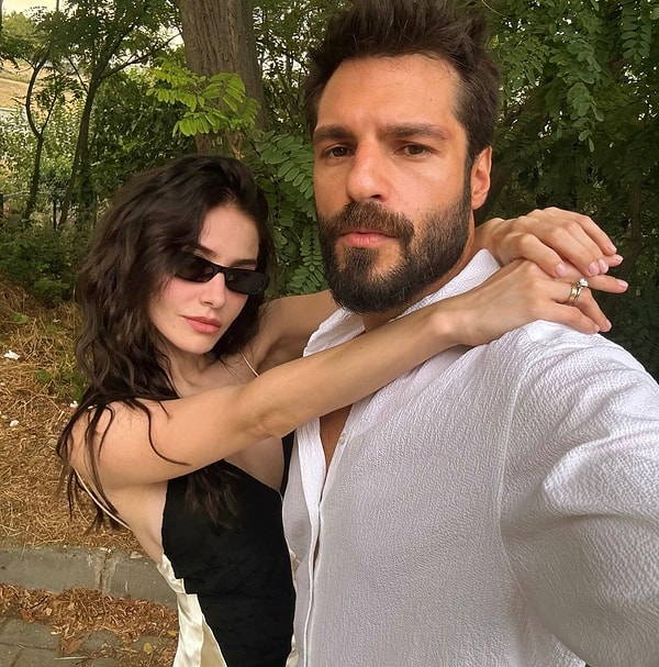 Özge Gürel ve Serkan Çayoğlu, yıllar önce Kiraz Mevsimi dizisinin setinde tanışmış ve arkadaşlıkları zamanla aşka dönüşmüştü.