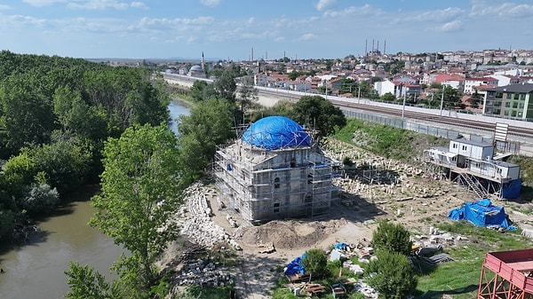 Geçtiğimiz günlerde yaşanan su taşkınında camiye bir miktar su sirayet ettiğini belirten Saraç, yapılan statik çözümlemeler ve analizler sonucunda önlerinde hiçbir belirsizlik kalmadığını ifade etti.