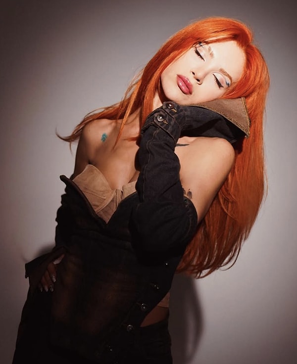 Feride Hilal Akin is a name that has been making waves in recent years, not only for her music career but also for her dramatic image transformation.