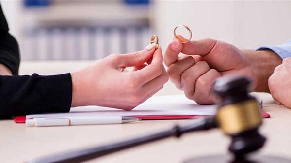 Anayasa Mahkemesi, süresiz nafakaya ilişkin düzenlemeyi oy çokluğuyla iptal etti; kararın yürürlüğe girmesi için 9 ay süre tanındı.