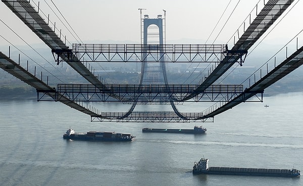 Çin İletişim İnşaat Şirketi (CCCC) tarafından tasarlanıp inşa edilen bu devasa yapı, Yangtze Nehri üzerindeki en kritik geçiş noktalarından biri olacak.