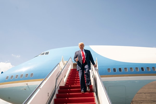 ABD Başkanı Donald Trump, Ankara’daki NATO zirvesine adeta Beyaz Saray’ı da taşıyacak.