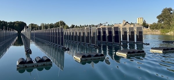 This colossal facility, established on the Jais gravel pit lake, boasts an installed capacity of 1.87 MW and is anticipated to generate approximately 2 GWh of clean electricity annually.