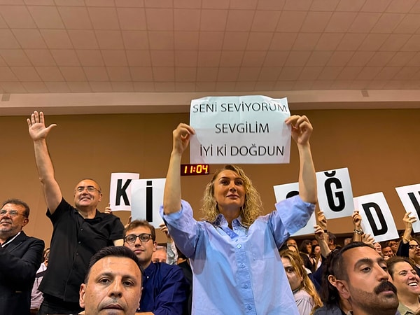 Dilek İmamoğlu, Ekrem İmamoğlu'nun doğum gününü duruşma salonunda kutladı.