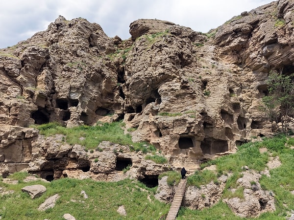 Kolay işlenebilen özel kayalar oyularak yüz kadar bağımsız mekan oluşturuldu