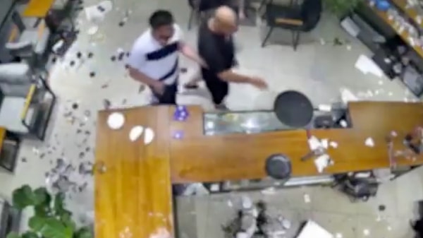 Saldırgan erkek, kadın çalışanı tehdit etti; kafeyi savaş alanına çevirdi.