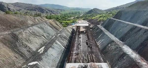 Projenin ilk önemli kulvarını oluşturan Delice-Çorum etabında çalışmalar yoğun bir şekilde devam ediyor.