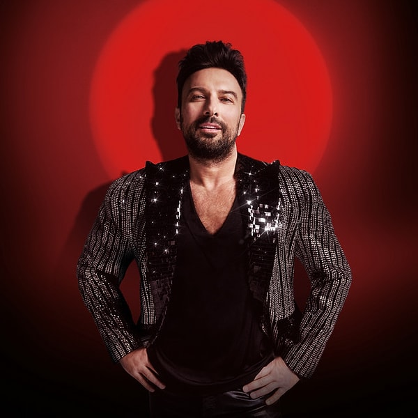 Türk pop müziğinin tartışmasız en büyük yıldızlarından biri olan Tarkan, yıllardır sadece çıkardığı şarkılarla değil, sahne performanslarıyla da milyonları peşinden sürüklüyor.
