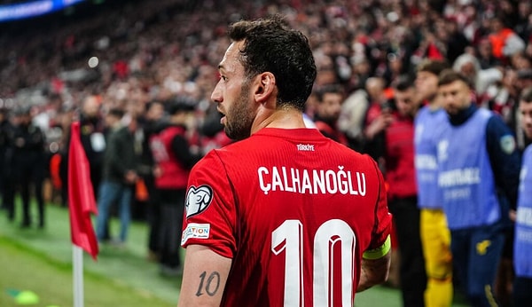 Hakan Çalhanoğlu ile özleşen şarkılı paylaşım transfer dedikodularını artırdı.