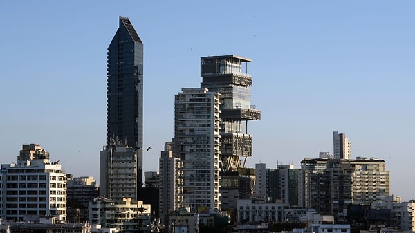 Hindistan'ın "Milyarderler Sokağı" olarak bilinen Güney Mumbai'deki Altamount Caddesi'nde yer alan Antilia, dünyanın en pahalı özel konutu ünvanına sahip.