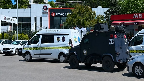 Binaya çok sayıda kurşun isabet etmiş.